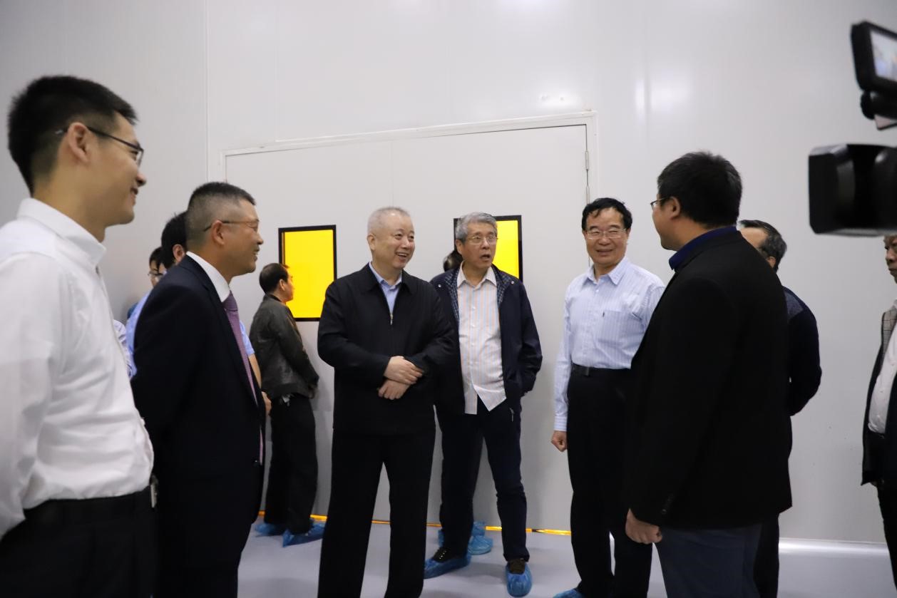 兩岸企業(yè)家峰會(huì)信息產(chǎn)業(yè)推介小組召集人、工信部原副部長劉利華一行蒞臨恒坤光刻膠工廠調(diào)研。